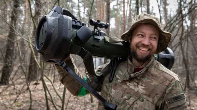 Ukrainian soldier holding a missile launcher