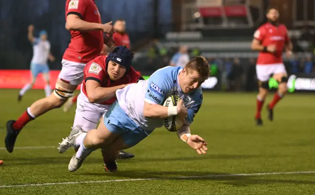 Johnny Matthews scores Glasgow Warriors' first try