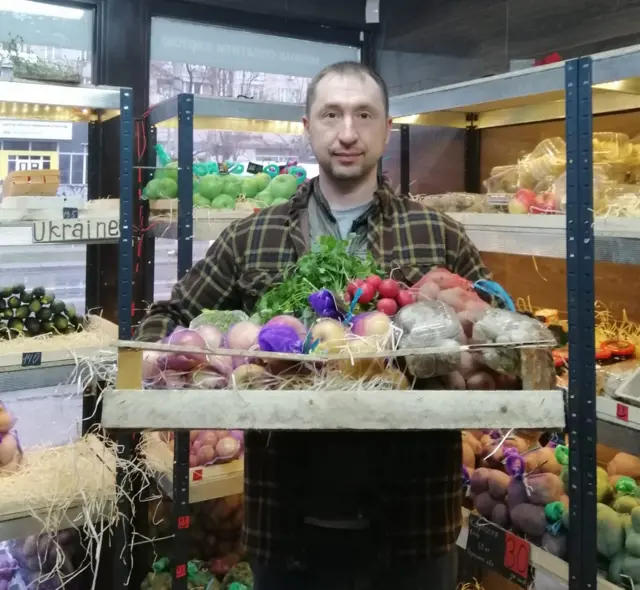 Alexander Pavlovsky holding food