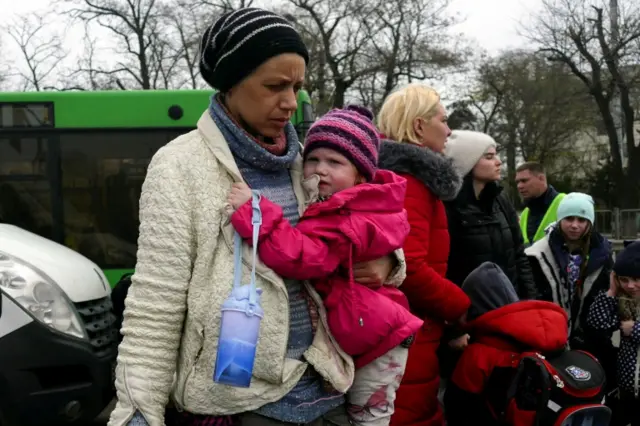 People fleeing Mykolaiv on 16 April 2022