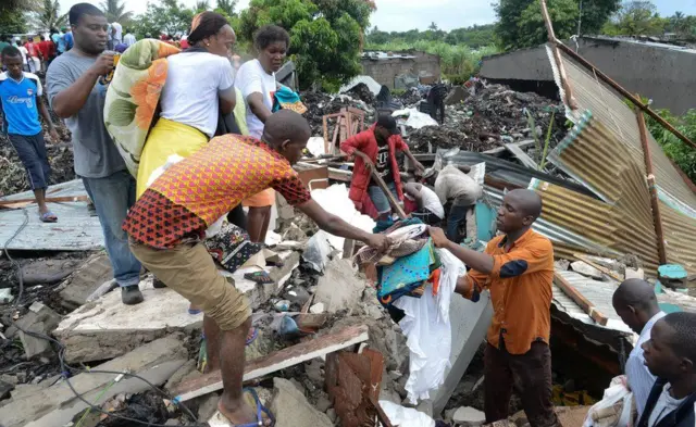 People at site of Hulene rubbish dump