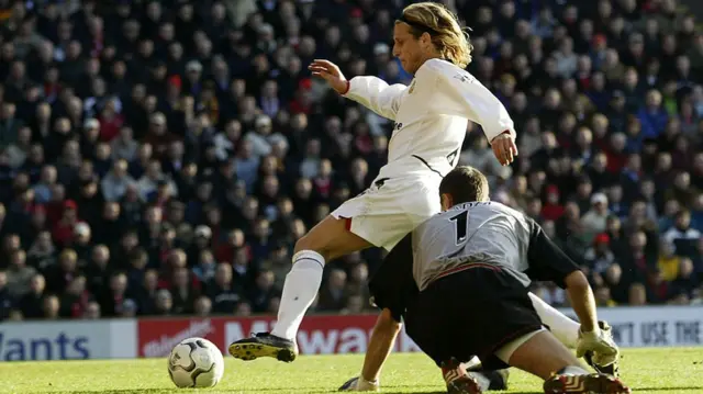 Diego Forlan and Jerzy Dudek