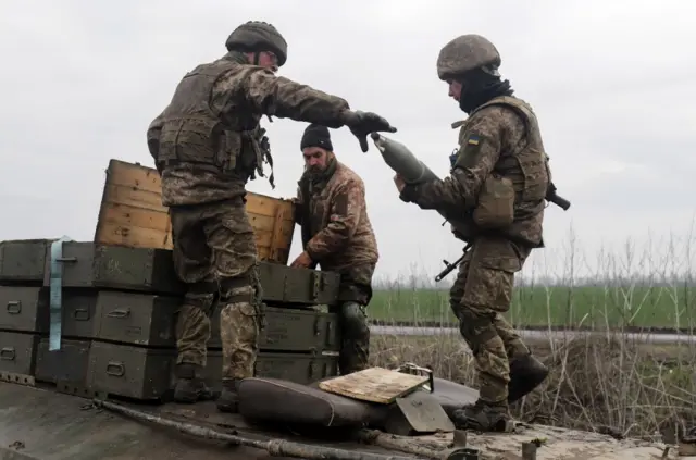 Ukrainian servicemen in a zone between Luhansk and Donetsk areas