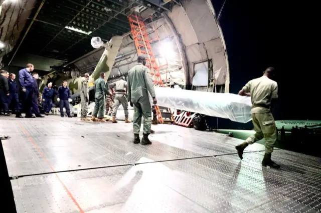 Military equipment being offloaded from a Russian cargo flight in Mali