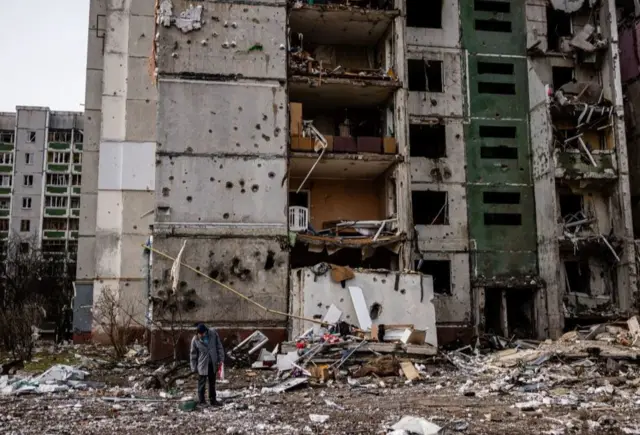 Chernihiv - ruined apartment block, 4 Mar 22