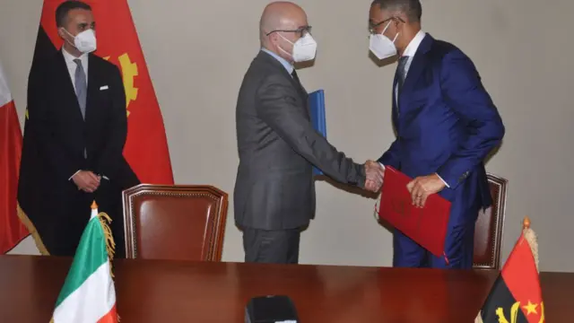 Italian Minister of Foreign Affairs and International Cooperation Luigi di Maio (L) looks on as Minister of Ecological Transition Roberto Cingolani (C) shakes hands with Angola Minister of Mineral Resources and Petroleum Diamantino Pedro Azevedo in Luanda on April 20, 2022 following the signature of a declaration of intent on a "new" gas venture