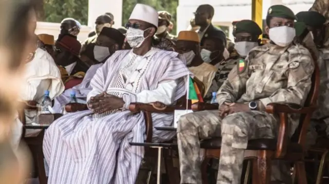 Malian Prime Minister Choguel Kokalla Maïga (L)