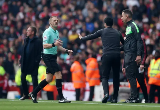 Mikel Arteta speaks to referee Craig Pawson