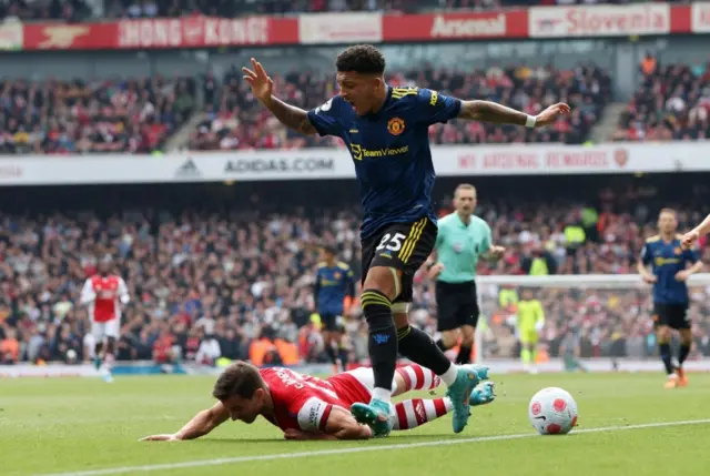 Cedric Soares challenges Jadon Sancho