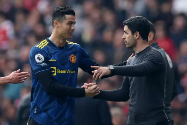 Cristiano Ronaldo shakes hands with Mikel Arteta