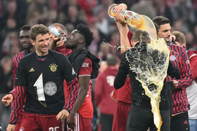 Players throw beer over Bayern Munich manager