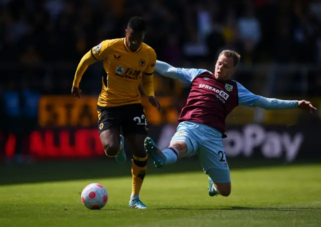 Vydra fouls Semedo