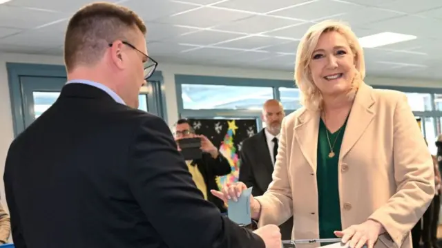 Marine Le Pen votes