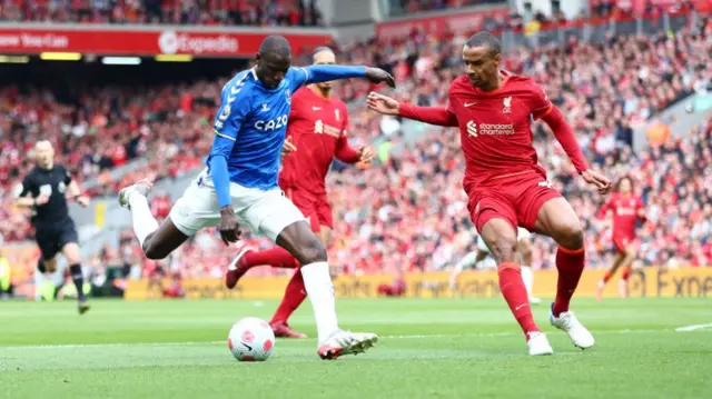 Abdoulaye Doucoure shoots wide for Everton