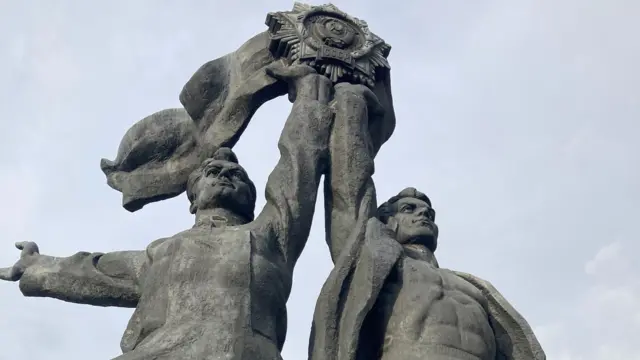 Bronze statue of friendship between Ukraine and Russia