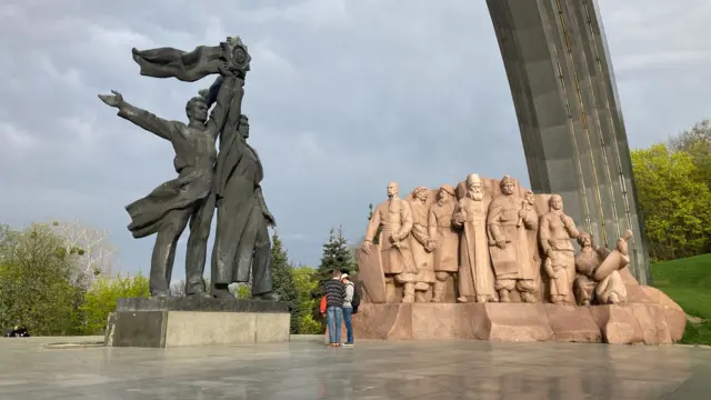 Bronze statue of friendship between Ukraine and Russia