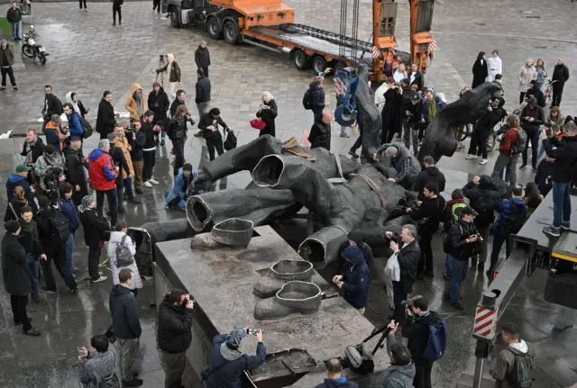 Kyiv's Soviet-era monument to Ukraine-Russia friendship being taken apart by workers