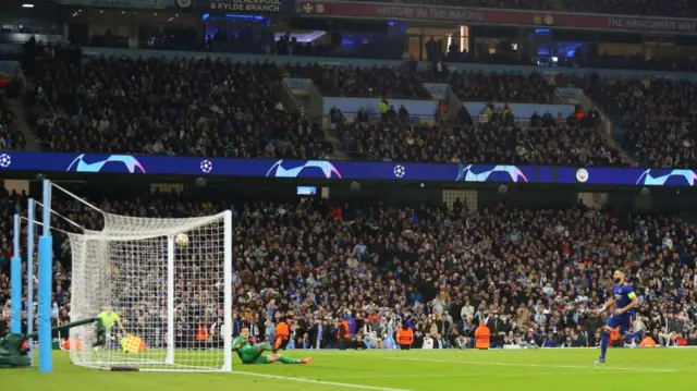 Karim Benzema scores a Panenka penalty