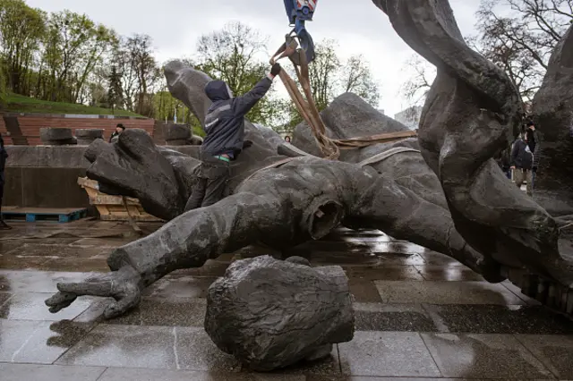 Workers dismantle Monument of Brotherhood in Kyiv, Ukraine on 26 April 2022