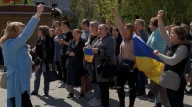 Protesters in Kherson on 27 April 2022