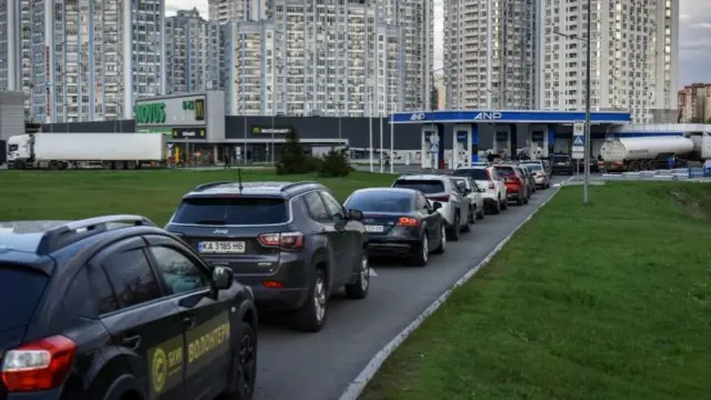 Fuel queue, Kyiv, 28/0422