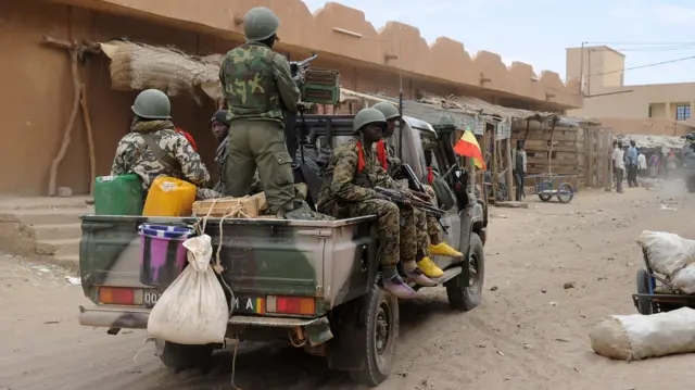 Malian soldiers on a pick-up truck