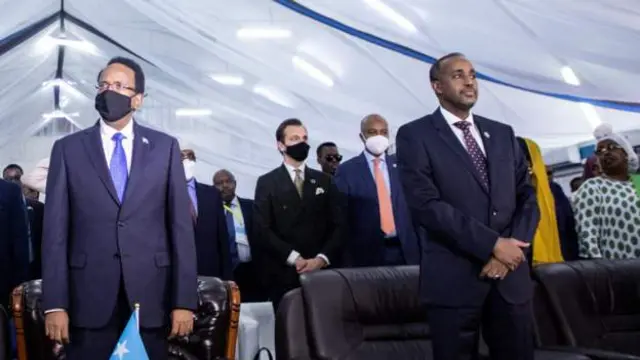 Somali President Mohamed Farmajo (L) and Prime Minister Hussein Roble (R)