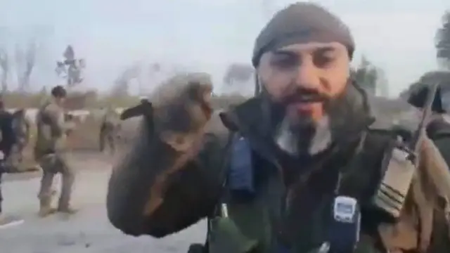 This video purports to show Ukrainian forces shooting and killing a captive Russian soldier