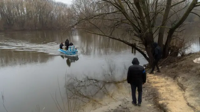 Volunteers deliver food to Chernihiv by boat