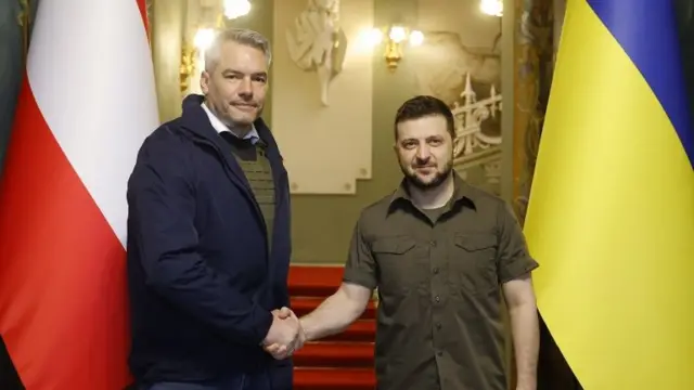 Austrian Chancellor Karl Nehammer (L) and Ukrainian President Volodymyr Zelensky (R) pose prior a meeting in Kyiv