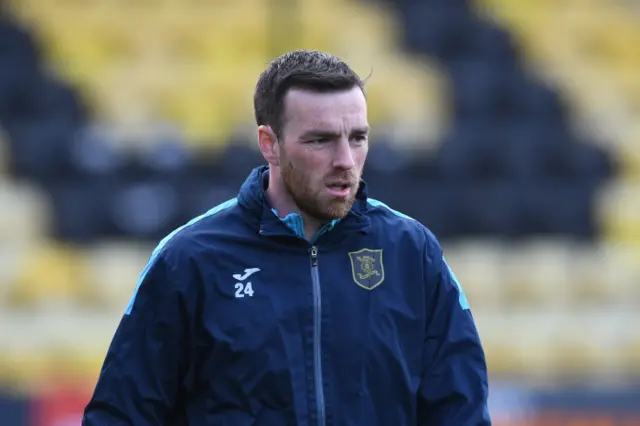 Sean Kelly warms up for Livingston