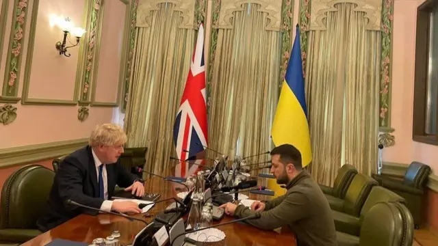 Boris Johnson speaking to Volodymyr Zelensky