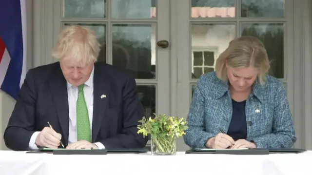 Boris Johnson and Magdalena Andersson sign a document