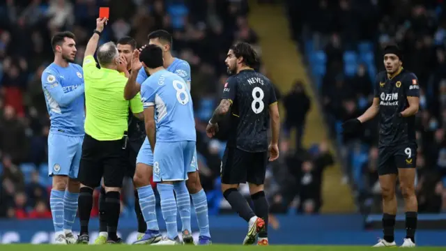 Raul Jimenez red card