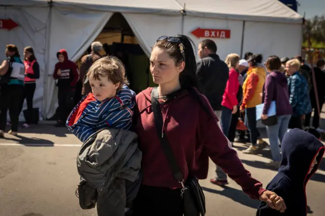 A mother with her children arrive in Zaporizhzhia