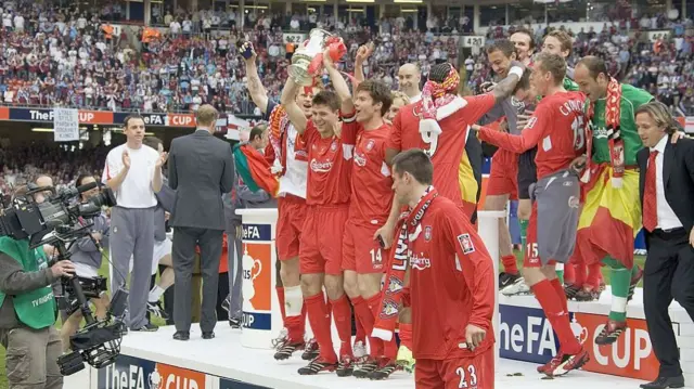 Steven Gerrard lifts the FA Cup in 2006