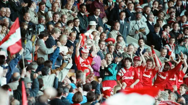 Mark Wright lifts FA Cup in 1992