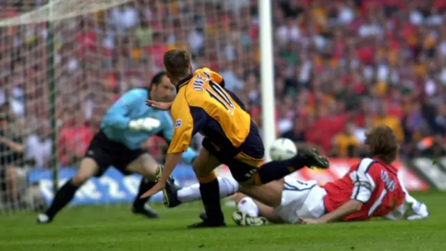 Michael Owen scores against Arsenal in 2001