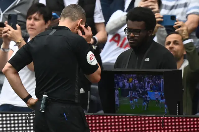 Kevin Friend, referee, Tottenham Hotspur, Burnley