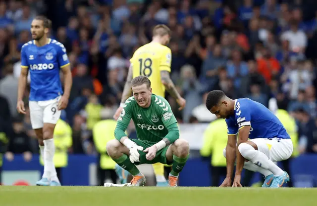 Everton players sink to their knees