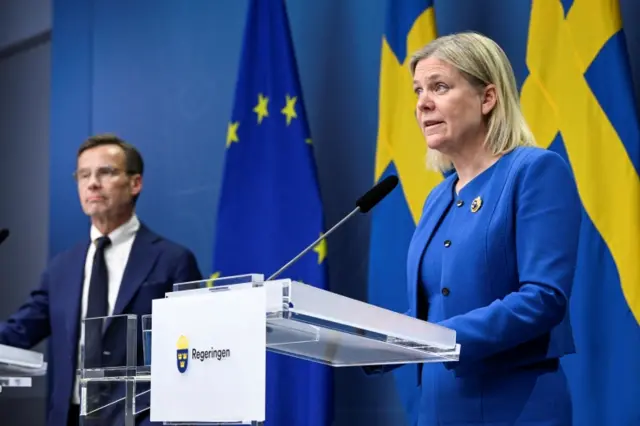 Swedish PM Magdalena Andersson speaks to the assembled media in Stockholm alongside Ulf Kristersson