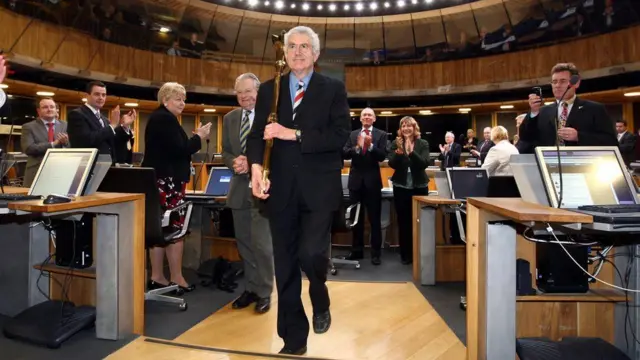 Rhodri Morgan yn gadael siambr y Senedd wrth iddo ymddeol yn 2011