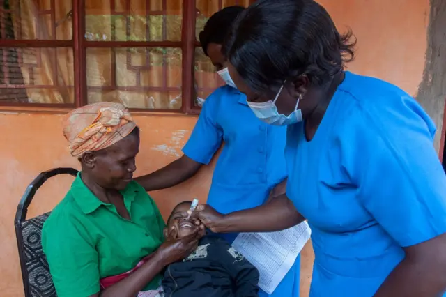 Nurses administer polio vaccine in Malawi