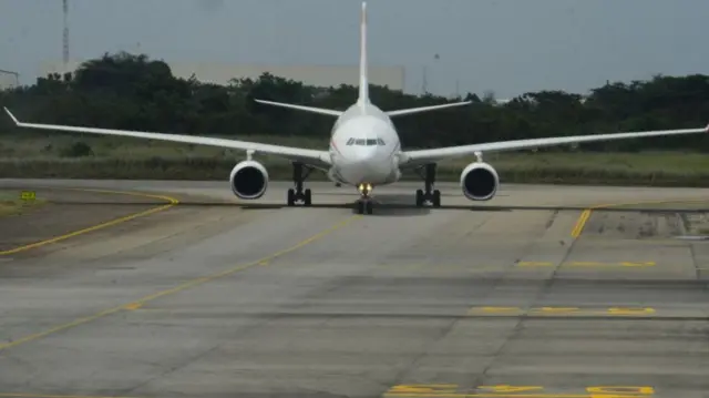 A plane landing at Murtala Muhammed Airport in Lago - 2020