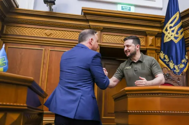 Poland's President Andrzej Duda (left) greets Ukrainian President Volodymyr Zelenskiy during his address to lawmakers in Kyiv. Photo: 22 May 2022