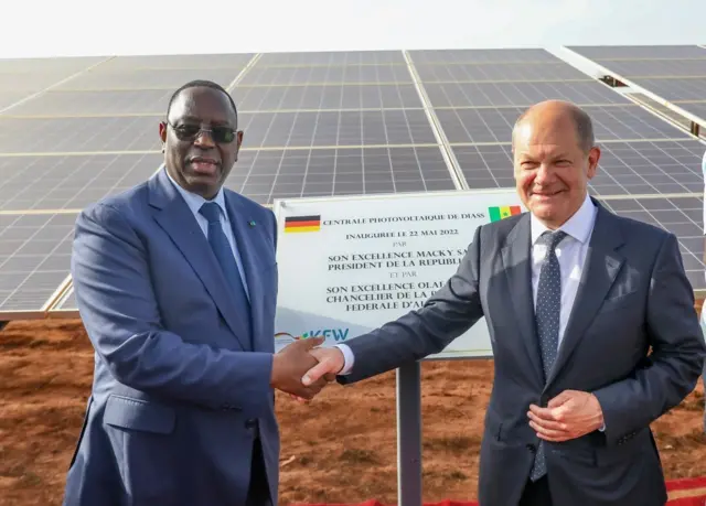 President of Senegal Macky Sall {L) and German Chancellor Olaf Scholz (R)