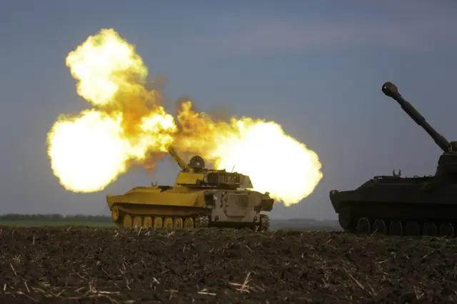 A self-propelled howitzer being fired by Ukrainian service members in the Kharkiv region