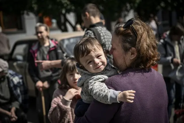 People evacuate the city of Bakhmut, in the eastern Ukranian region of Donbas on May 24, 2022,