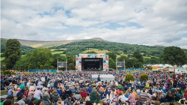 Lleolir yr ŵyl ym Mharc Cenedlaethol Bannau Brycheiniog