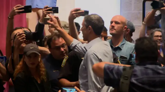 Democrat Beto O'Rourke interrupts press conference